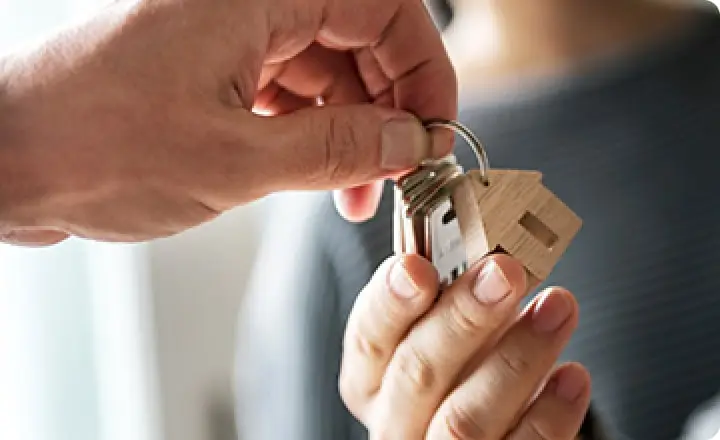 物件の鍵を信頼できるパートナーに渡している様子