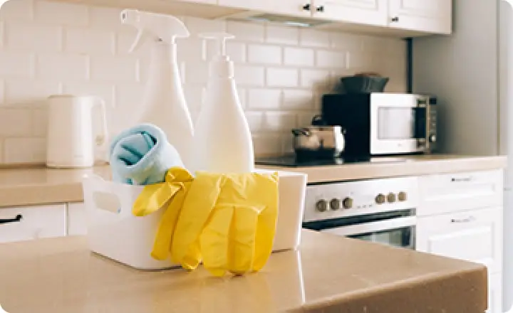 キッチンまわりに掃除道具が置いてある様子