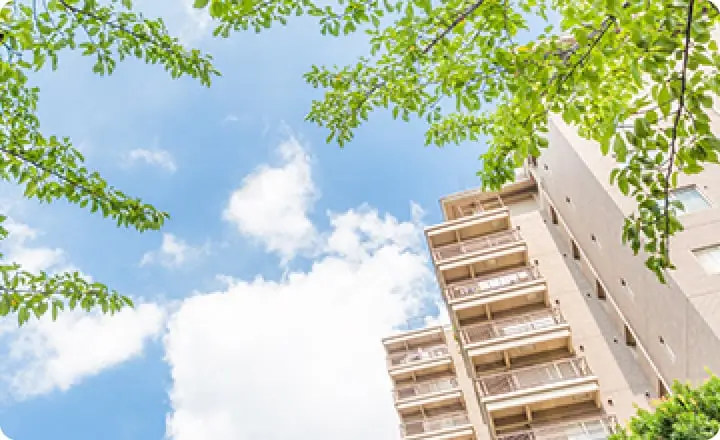 快晴の中物件を見上げた状態の風景