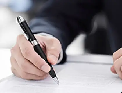 書類に記入している様子