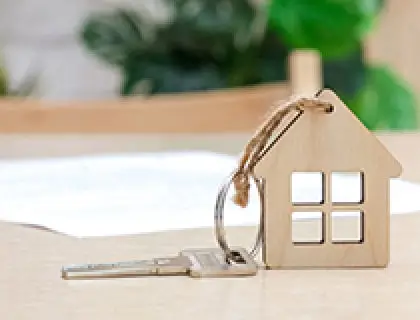 物件の鍵と書類と並べて確認している様子