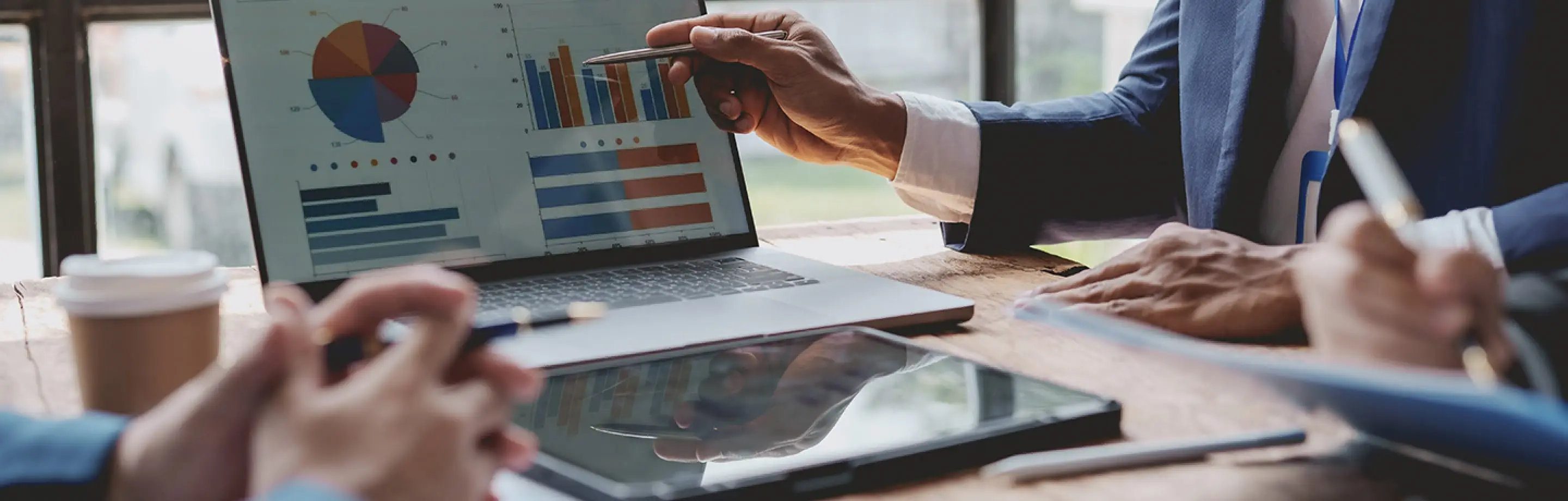 データをもとに信頼できる提案を行うビジネスミーティング