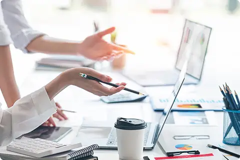 PCの画面を見ながら提案をおこなう打ち合わせの様子