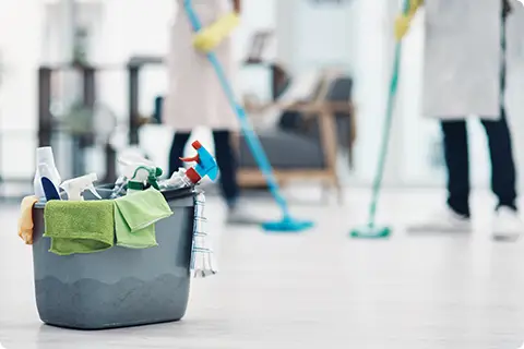 掃除用具を床に置いて清掃をしている様子