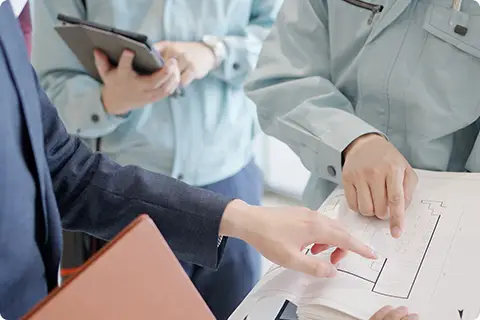 図面を見ながら打ち合わせをしている様子